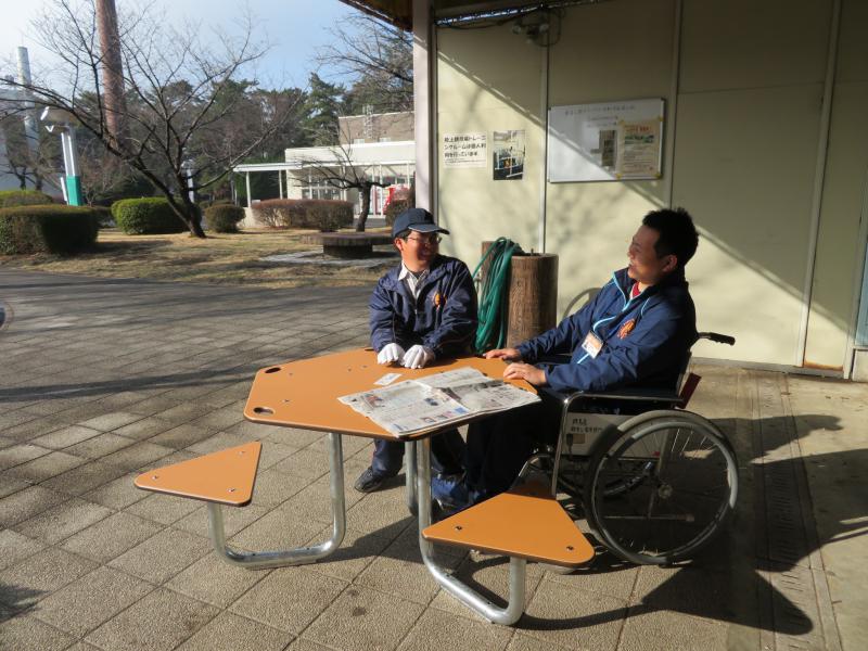 園内にユニバーサルデザインのベンチが導入されました！